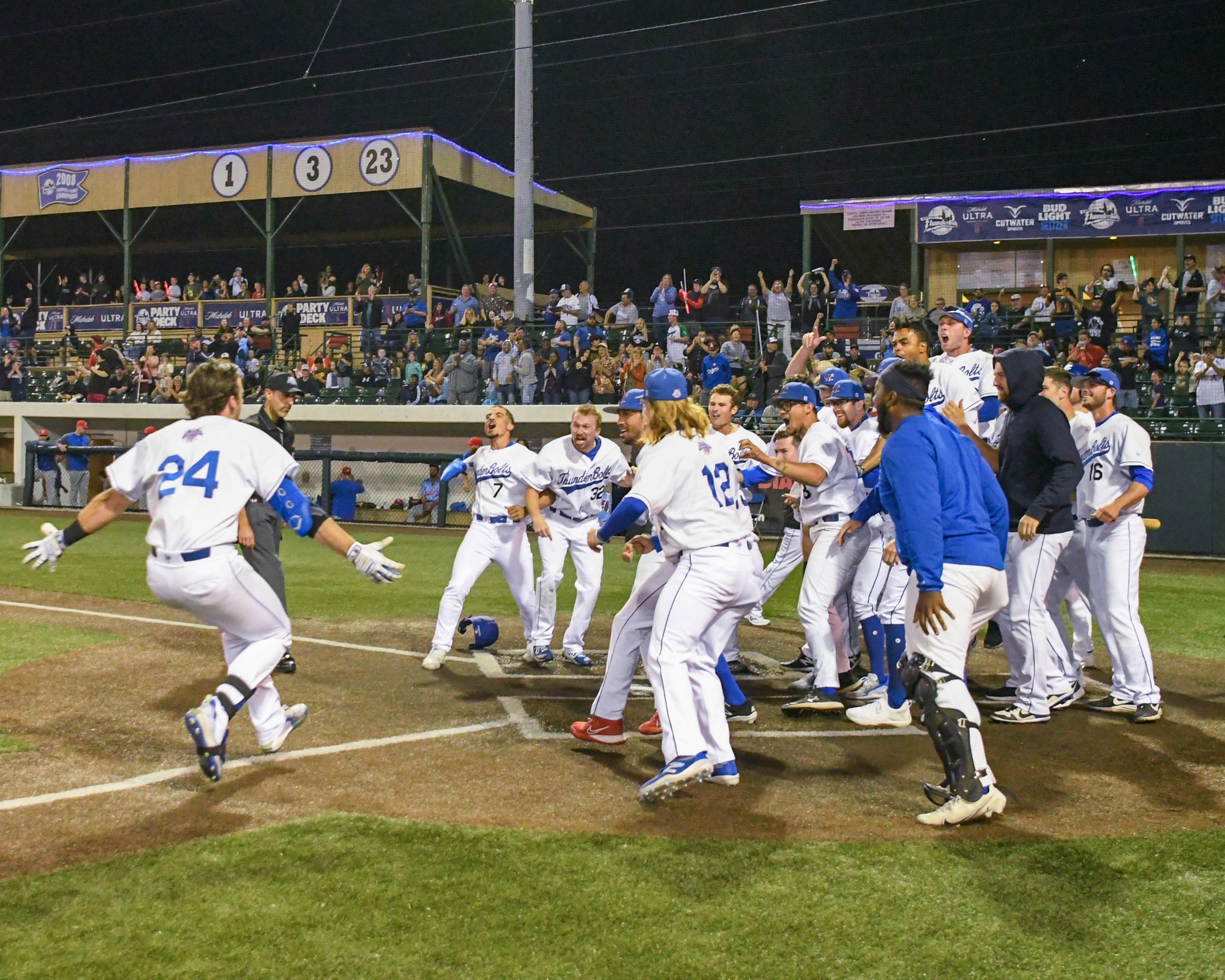 The Windy City ThunderBolts walk off the New York Boulders thanks to a 3-run homerun by Daryl Myers in extra innings.